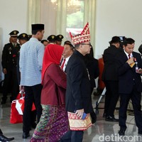 Ketua MPR Zulkifli Hasan memilih baju adat khas Lampung yang merupakan daerah asalnya. Setelan serba hitam itu disempurnakan dengan kain tapis keemasan berikut topinya. (Foto: Rengga Sencaya/detikfoto)