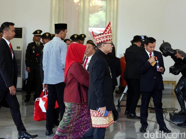 Ketua MPR Zulkifli Hasan memilih baju adat khas Lampung yang merupakan daerah asalnya. Setelan serba hitam itu disempurnakan dengan kain tapis keemasan berikut topinya. (Foto: Rengga Sencaya/detikfoto)