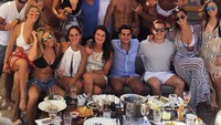 Mengenakan bikini hitam dan hot pants, wanita yang kini berusia 32 tahun itu hangout bersama teman-temannya. Lagi-lagi restoran dengan konsep semi outdoor jadi pilihannya.  Foto: Instagram @chelsydavy
