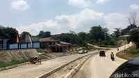 Pelebaran 2 jalur dengan 4 lajur sudah rampung 3,1 km.  Sedangkan 1,7 km masih terkendala pembebasan lahan dengan warga.