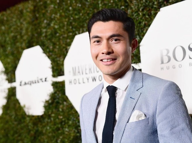 Selain tampan, Henry Golding juga memesona berkat gaya berbusananya yang selalu maksimal. Tampilannya selalu dandy dan fashionable namun tetap maskulin. (Foto: Getty Images)