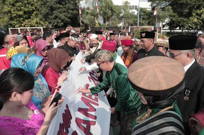 Dukung Asian Games, Staf Kemenpora Bubuhkan Ribuan Tanda Tangan