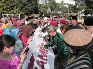 Dukung Asian Games, Staf Kemenpora Bubuhkan Ribuan Tanda Tangan