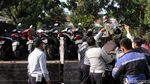 Aksi Petugas Dishub Tertibkan Kendaraan yang Parkir Sembarangan