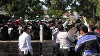 Mobil bak terbuka disiapkan untuk mengangkut belasan kendaraan tersebut.
