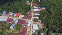 Letak Pulau Sebatik yang berbatasan langsung dengan Malaysia membuat pasokan komoditas barang, terutama kebutuhan sehari-hari, banyak didatangkan dari Negeri Jiran. Jadi, tak usah heran kalau berkunjung ke Sebatik masih melihat mata uang ringgit selain rupiah.