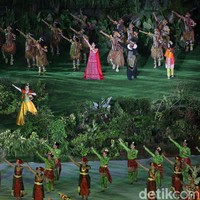 Pembukaan Asian Games 2018 yang berlangsung di Gelora Bung Karno, Jakarta, Sabtu (18/8/2018), turut dimeriahkan oleh penampilan para penyanyi top Indonesia. Mereka pun memanfaatkan momen bersejarah tersebut dengan bergaya maksimal dalam balutan busana bernuansa etnik Indonesia nan glamor. (Foto: Agung Pambudhy/detikfoto)