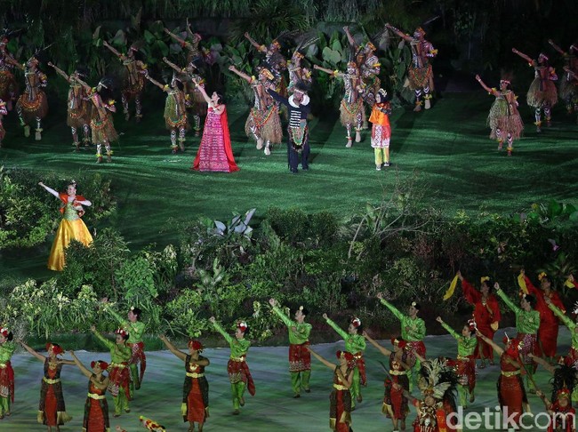 Pembukaan Asian Games 2018 yang berlangsung di Gelora Bung Karno, Jakarta, Sabtu (18/8/2018), turut dimeriahkan oleh penampilan para penyanyi top Indonesia. Mereka pun memanfaatkan momen bersejarah tersebut dengan bergaya maksimal dalam balutan busana bernuansa etnik Indonesia nan glamor. (Foto: Agung Pambudhy/detikfoto)