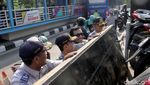 Aksi Petugas Dishub Tertibkan Kendaraan yang Parkir Sembarangan