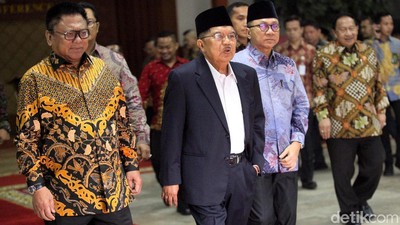 Gaya Jusuf Kalla Hadiri Peringatan Hari Konstitusi di MPR