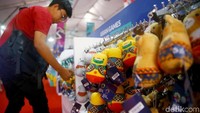 Salah seorang pengunjung sedang berbelanja di Big Store.