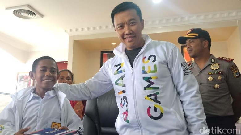 Joni Pemanjat Tiang Sering Diminta Tolong Ibu Ambilkan Asam Joni Pemanjat Tiang Sering Diminta Tolong Ibu Ambilkan Asam