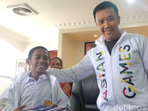 Joni Pemanjat Tiang Sering Diminta Tolong Ibu Ambilkan Asam