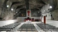 Ini bagian dalam dari gereja. Foto: Ardhi Suryadhi