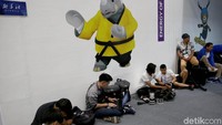 Banyaknya wartawan yang dikerahkan untuk meliput Asian Games 2018 membuat beberapa wartawan yang tak mendapatkan meja bekerja di lantai.