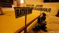 Batas suci, tempat sepatu-sepatu bot milik para pekerja harus dilepaskan. Foto: Ardhi Suryadhi