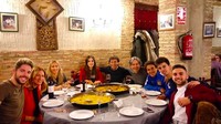 Kalau ini pose Luis saat makan malam bersama keluarga. Kira-kira mereka makan paella bukan ya? Foto: Instagram @luismillacoach