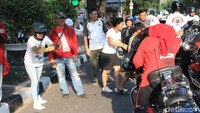Saat motor mulai berhenti untuk mengatur rombongan, banyak masyarakat mendatanginya. Mulai dari meminta foto hingga mencoba menaiki motor salah satu member MBI. Foto: Ridwan Arifin