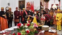 Jokowi memotong tumpeng. Para presiden dan wakil presiden terdahulu tampak mengikuti prosesi potong tumpeng. tersebut.