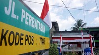 Dua muka yang dimaksud adalah karena letaknya yang berada tepat di garis perbatasan Indonesia-Malaysia. Pulau Sebatik kini menjadi salah satu provinsi termuda, di Indonesia, yakni Kalimantan Utara, yang merupakan pemekaran dari Kalimantan Timur.