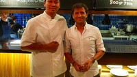Di Bali, mantan pesepak bola Spanyol ini mampir bersantap di Kayu Bakar Berawa. Tak ketinggalan foto bersama sang chef. Foto: Instagram @luismillacoach