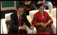 Jokowi goyang dayung ketika Via Vallen bernyanyi.