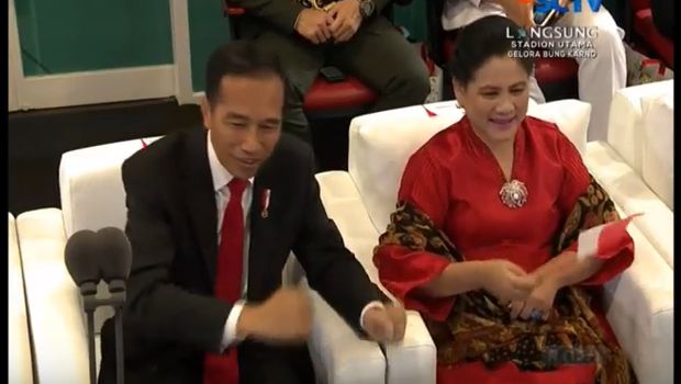 Jokowi bersama Iriana Widodo di Stadion Utama Gelora Bung Karno