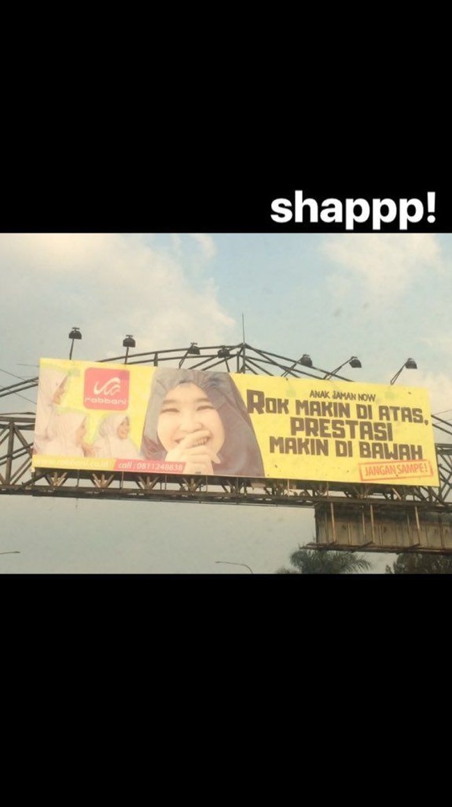 Masih dari Rabbani, baru-baru ini billboard di kawasan Paster Bandung jadi pembicaraan hangat. Pasalnya, pada banner itu tertulis kalimat yang dianggap kurang etis karena ada kalimat “Rok Makin Di atas, Prestasi Makin Di Bawah”. (Foto: Twitter/@saeval)