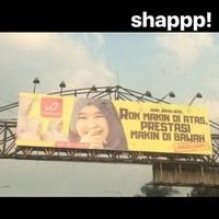 Masih dari Rabbani, baru-baru ini billboard di kawasan Paster Bandung jadi pembicaraan hangat. Pasalnya, pada banner itu tertulis kalimat yang dianggap kurang etis karena ada kalimat “Rok Makin Di atas, Prestasi Makin Di Bawah”. (Foto: Twitter/@saeval)