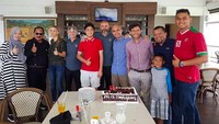 Saat resmi menjadi bagian keluarga PSSI, Luis mendapat sambutan hangat. Makin meriah dengan pelengkap kue blackforest. Foto: Instagram @luismillacoach