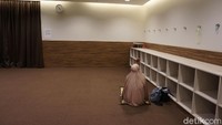 Foto: Selain itu, ada juga tasbih, Al-Quran dan sajadah yang bisa dipakai untuk traveler yang ingin beribadah (Shinta/detikTravel)