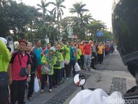 Masyarakat menyaksikan iring-iringan moge yang mengawal obor Asian Games.
