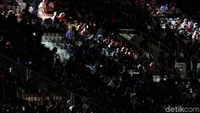 Kendati digelar malam hari, penonton susah berdatangan sejak siang.