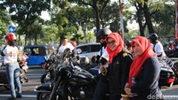 Ternyata isu arogansi klub moge saat melintas di jalanan tidak memutus rasa penasaran masyarakat terhadap moge. Foto: Ridwan Arifin