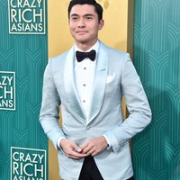 Henry Golding lahir dari hasil perkawinan campuran. Ayahnya berdarah Inggris, sementara ibunya berasal dari Malaysia. Tak heran bila pria 31 tahun ini dikaruniai wajah blasteran yang menawan. Foto: Instagram