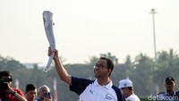 Gubernur DKI Jakarta memberikan sambutan dan menjadi pelari pertama yang membawa obor Asian Games 2018 dari Monas ke Stadion Gelora Bung Karno.
