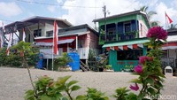 Kehidupan masyarakat Pulau Sebatik sangat beragam dan menggambarkan betapa budaya yang dimiliki Indonesia tak ada habisnya. Pulau Sebatik memang bagian dari Pulau Kalimantan, namun penduduk lokal Sebatik berdatangan dari banyak penjuru Indonesia, seperti pak Pangara ini dari Bugis Sulawesi.