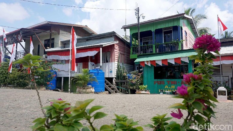 Melongok Rumah Dua Muka di Perbatasan Indonesia Malaysia Pulau Sebatik adalah pulau terluar Indonesia yang juga dimiliki oleh Indonesia dan Malaysia. Uniknya ada rumah dua muka yang terletak persis di perbatasan.