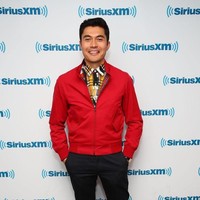 Casual smart kerap menjadi gaya andalannya. Ia juga tak takut bermain dengan pakaian berwarna mencolok. (Foto: Getty Images)