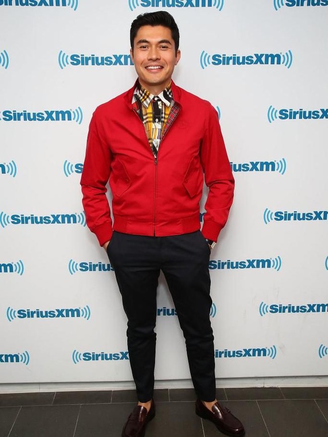 Casual smart kerap menjadi gaya andalannya. Ia juga tak takut bermain dengan pakaian berwarna mencolok. (Foto: Getty Images)