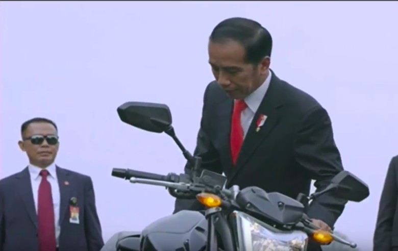 Keren Jokowi Tunggangi Moge Paspampres 