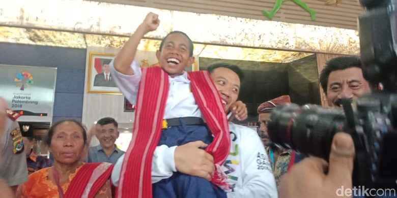 Joni Pemanjat Tiang Bendera Diterima Jokowi di Istana Senin Joni Pemanjat Tiang Bendera Diterima Jokowi di Istana Senin