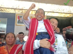Joni Pemanjat Bendera Diganjar Fasilitas Internet Cepat