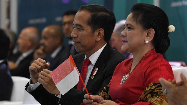 Jokowi dan Iriana Joko Widodo saat menyaksikan upacara pembukaan Asian Games 2018. (