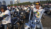 Kali ini tugas MBI adalah mengawal api obor Asian Games dari Monas menuju Gelora Bung Karno, Senayan. Diikuti dari berbagai merek motor gede mulai dari Royal Enfield, Ducati, Kawasaki, Victory, hingga Harley Davidson. Foto: Ridwan Arifin