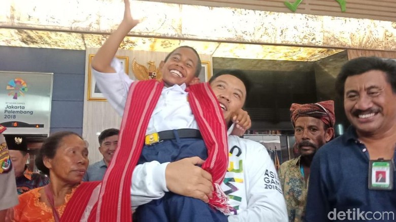 Tiba di Kemenpora, Joni Digendong Imam Nahrawi Tiba di Kemenpora, Joni Digendong Imam Nahrawi
