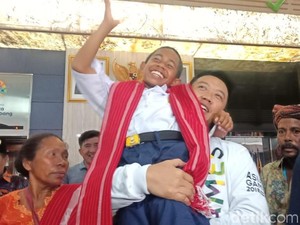 Tiba di Kemenpora, Joni Digendong Imam Nahrawi