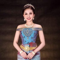  Ia juga sering jadi model berbagai busana adat kerajaan dan tampil menawan. (Foto: Dok. Facebook Denny Kwan)