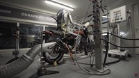 Robot bertindak seperti seorang rider yang mengendarai sepeda motor. Foto: Dok. Akrapovic