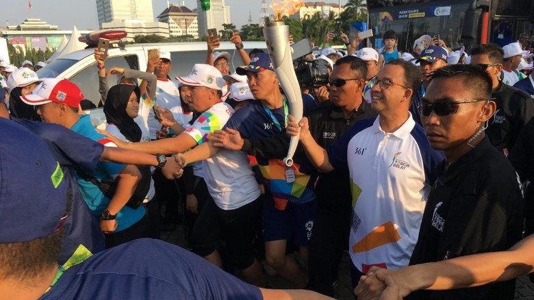 Anies Baswedan Ikut Arak Obor Asian Games dari Monas ke GBK Anies Baswedan Ikut Arak Obor Asian Games dari Monas ke GBK